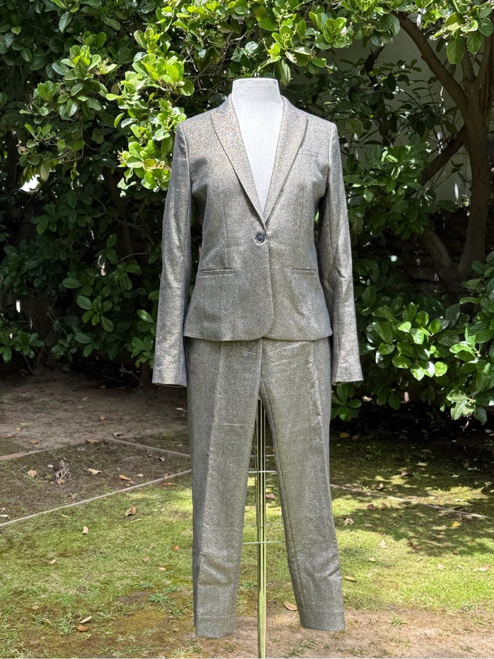Banana Republic 2-Piece "Classic Fit" blazer and pants - size 4